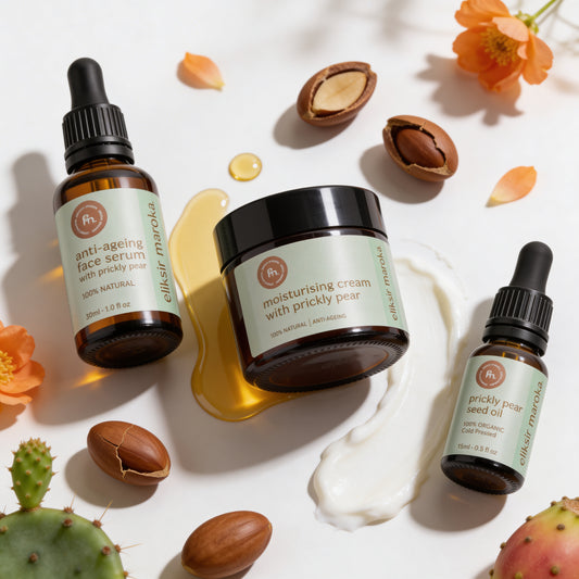 Złoty zestaw pielęgnacyjny z opuncją figową EliksirMaroka: przeciwzmarszczkowe serum, nawilżający krem i organiczny olejek, wyeksponowane na tle aksamitnych konsystencji i marokańskich roślin. | Golden skincare set with prickly pear by EliksirMaroka: anti-ageing serum, moisturising cream, and organic oil, displayed against velvety textures and Moroccan botanicals.